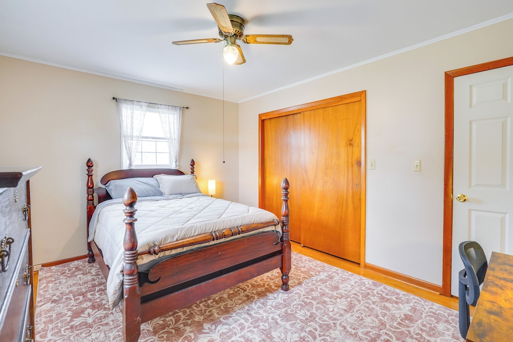 2 Mi to Town: Rustic East Tennessee Home!