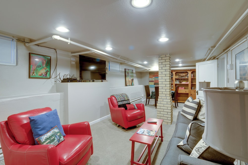 Yard & Grill: Centrally Located Denver Retreat!