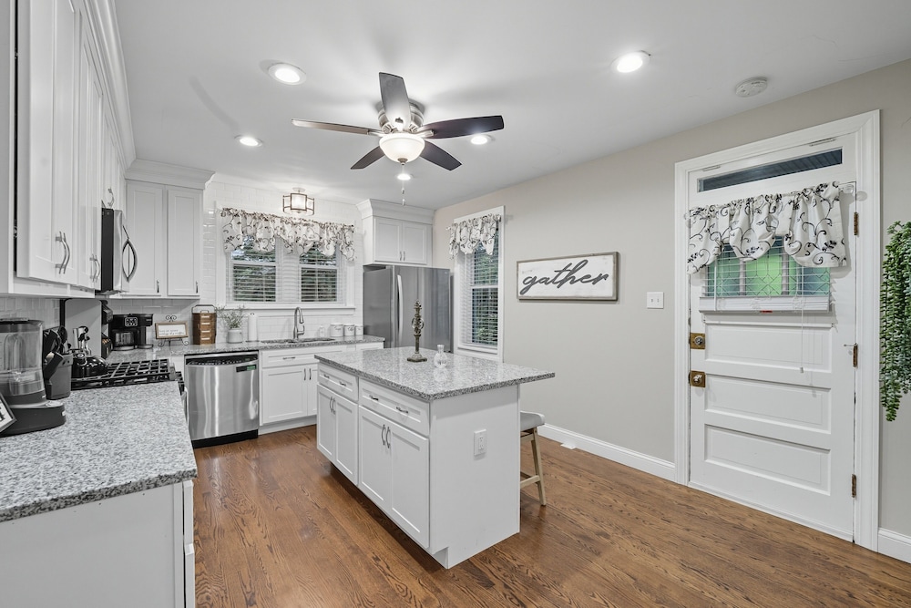 St. Louis Retreat With Game Room & Yard 3 Bedroom Home