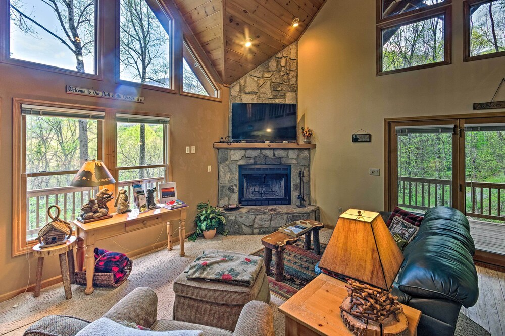 Spacious Maggie Valley Cabin w/ Hot Tub & MTN View view 4
