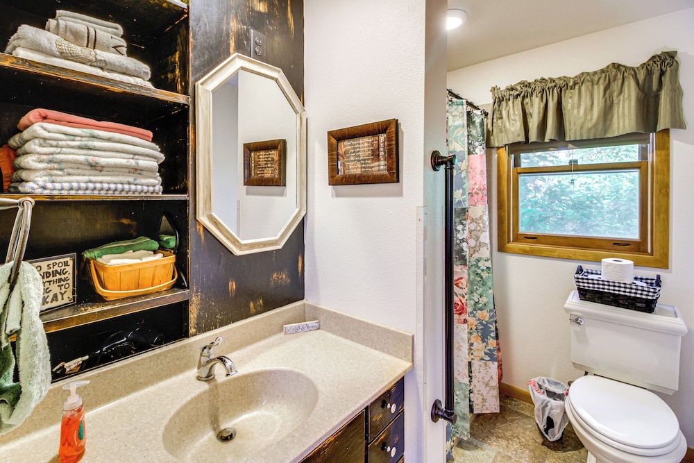 Pioneer-era Retreat in Sanborn w/ Museum Access