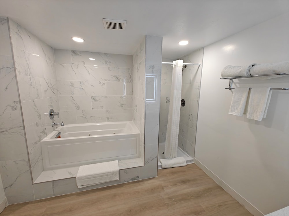 Casa Blanca Inn and Suites