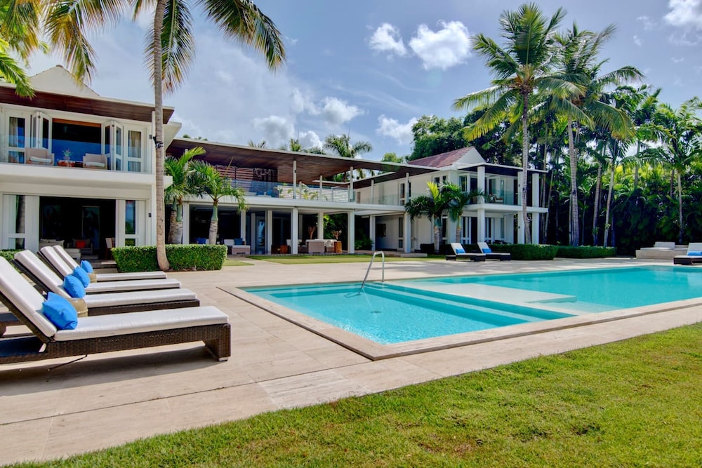 Breathtaking Ocean-view Home w Pool Modern Design