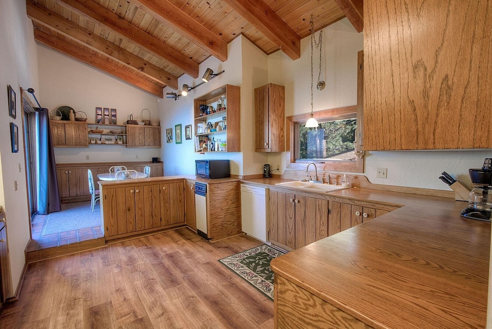 Lake View Glen 4 Bedroom Home by RedAwning - Property Image 15