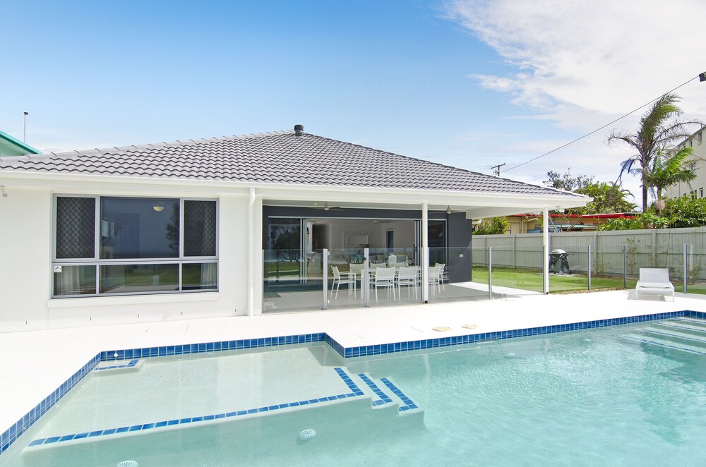 Sentosa at Tugun Beachfront Holiday Home - Image 3