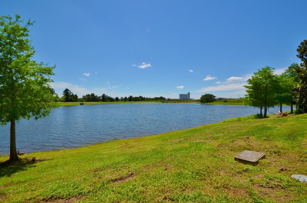 Casa Lucia Lakeview 3 Bedroom Condo by RedAwning