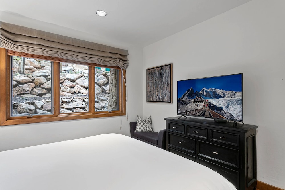 Sterling Lodge at Deer Valley Resort - Three Bedroom Condo with Hot Tub #111 3 Condo
