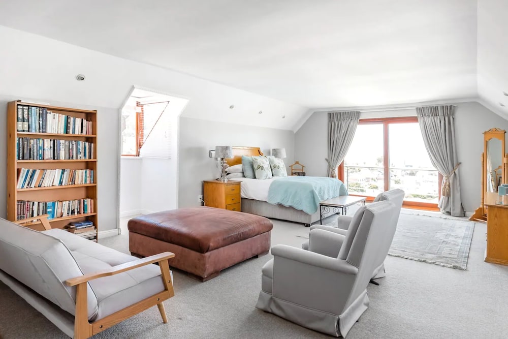 3 Bedroom Hilltop Home With Spectacular Views view 3