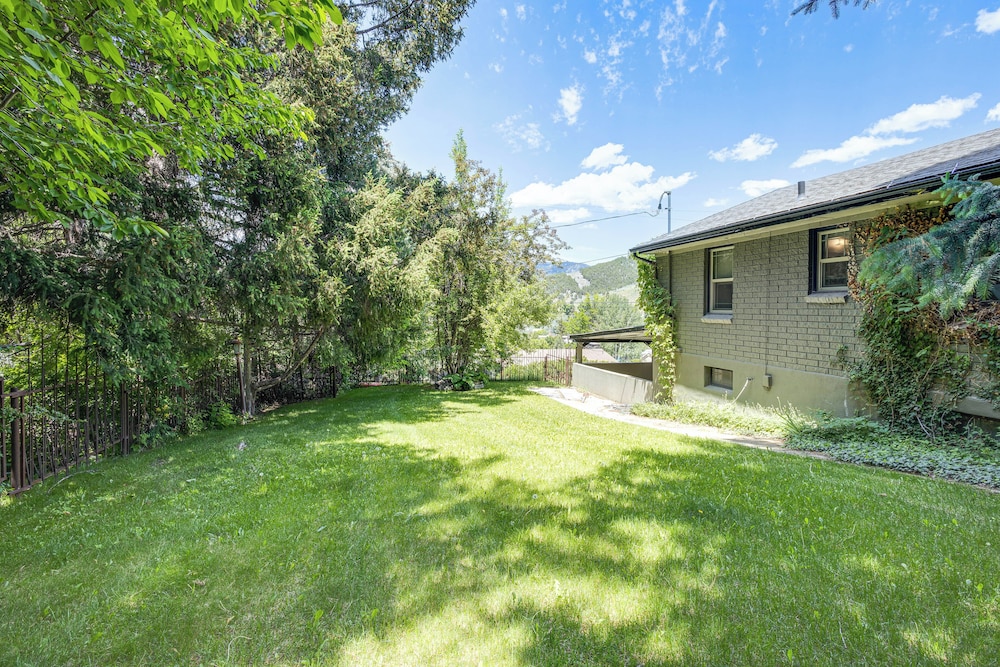 Mountain Views: Walkable Lava Hot Springs Home!