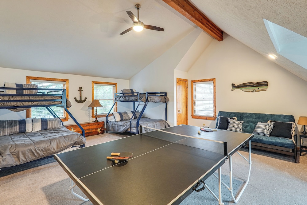 Lakefront Getaway w/ Fire Pit in Akron