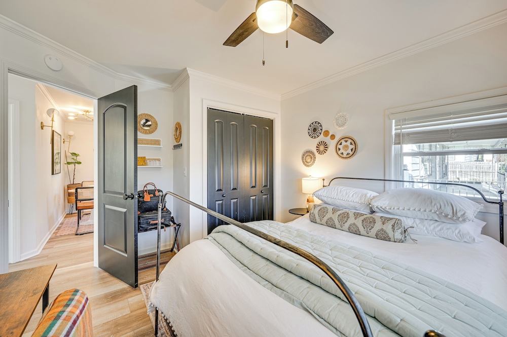 < 3 Mi to Dtwn: Modern Cottage in Greenville!