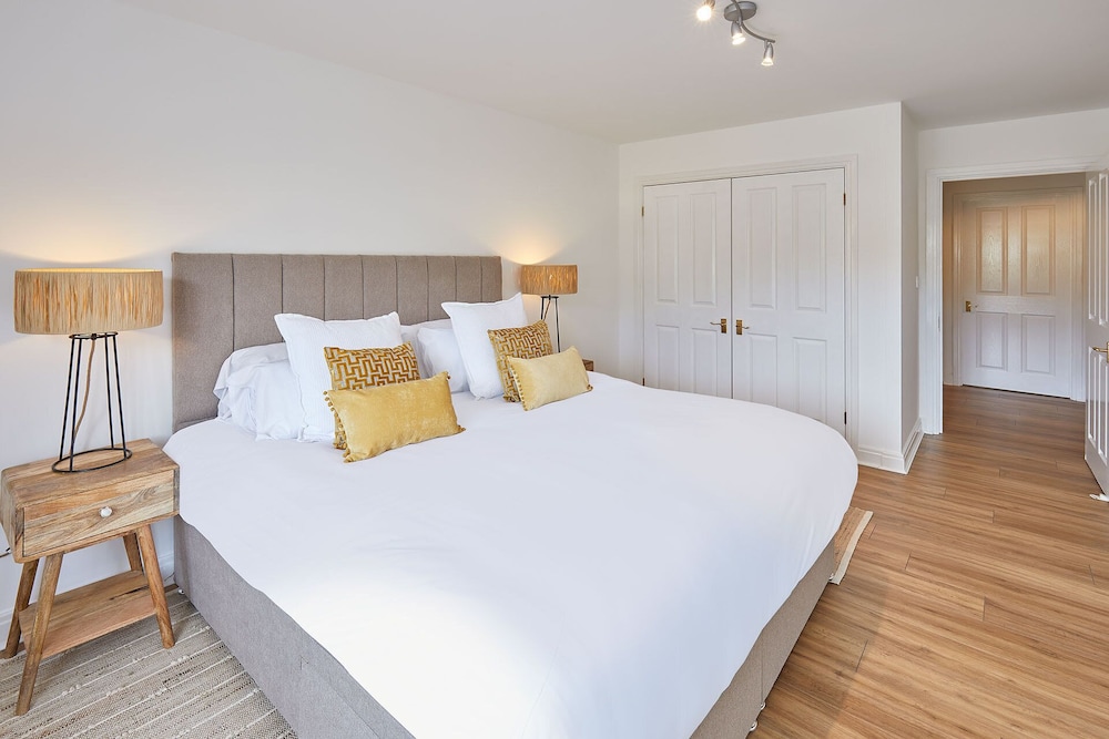 Hotel Host Stay Freshwater View - Image 1