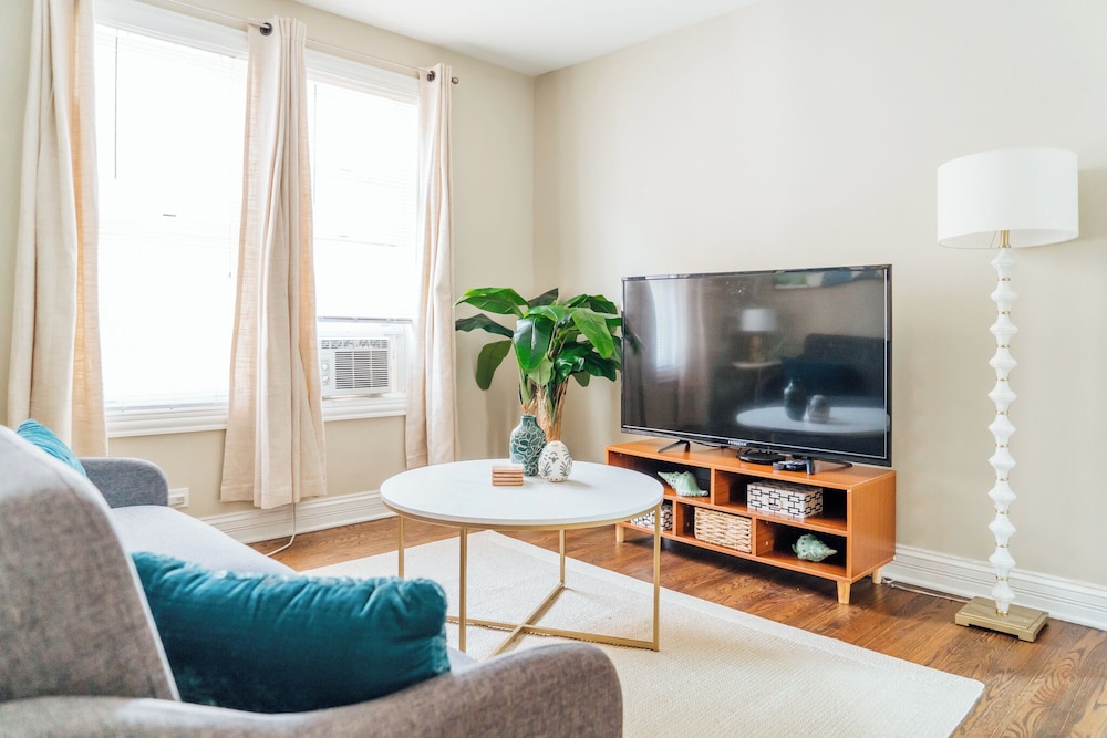 Homey 2BR - Central Charming