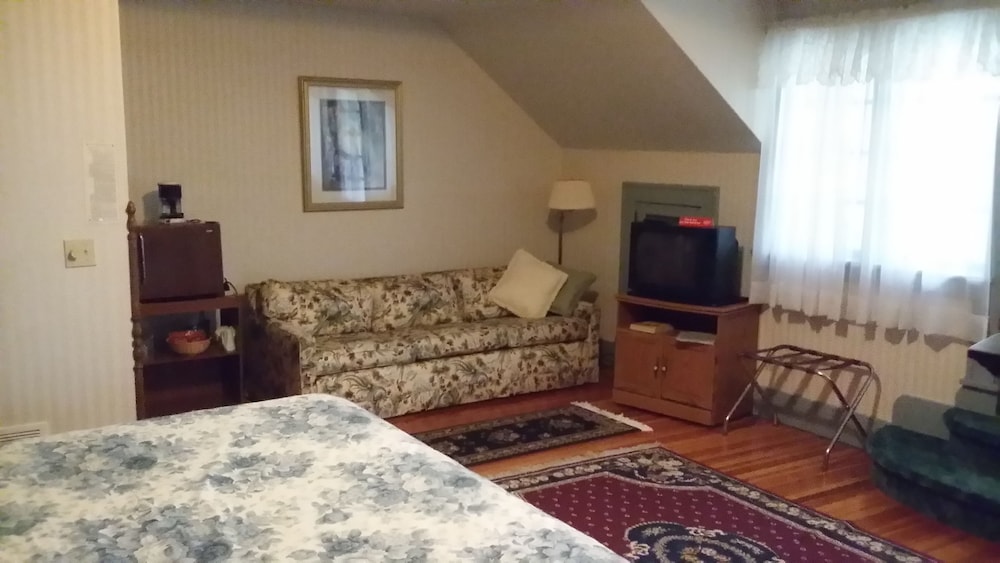 Chestnut Charm Bed & Breakfast