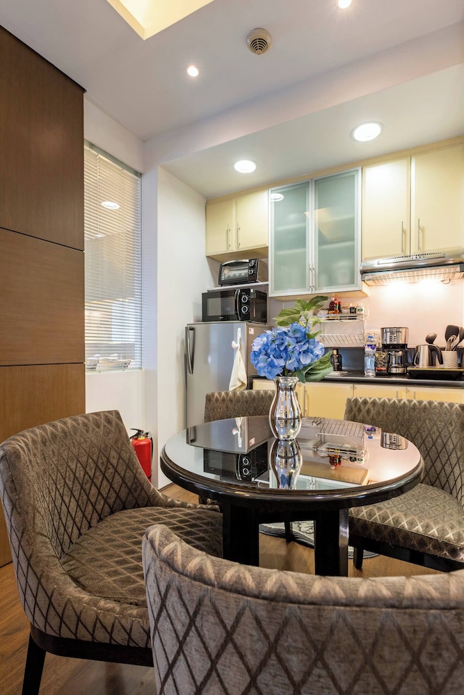 Luxurious Studio in Mckinley Hill With City View