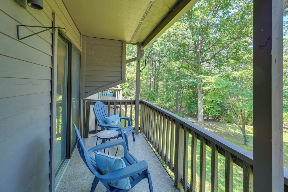 1 Mi to Boating: Pool-view Haven in Lake Hamilton!