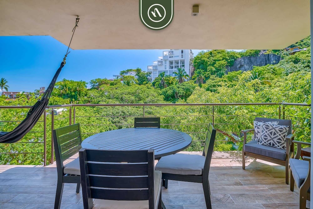 Luxury 2 BR Condo in the Jungle - Oceanview Pool