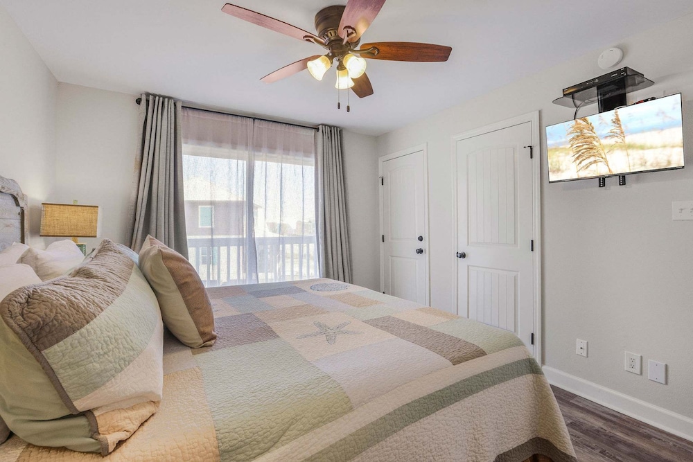 Lagoon Landing 202- Beautifully Decorated Condo With Balcony Pool Steps to Beach Lagoon