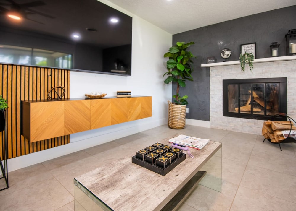 Riverside Retreat w Fireplace
