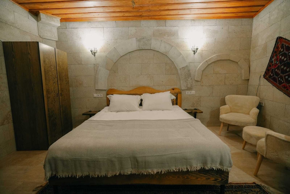 ASMA CAVE HOUSE view 2