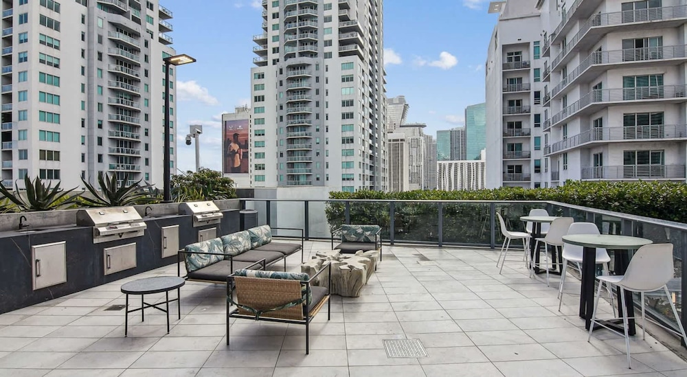 CBD Luxepad Penthouse Studio 1 King Bed Gorgeous Bay Views Pool Hottub Gym Restaurants