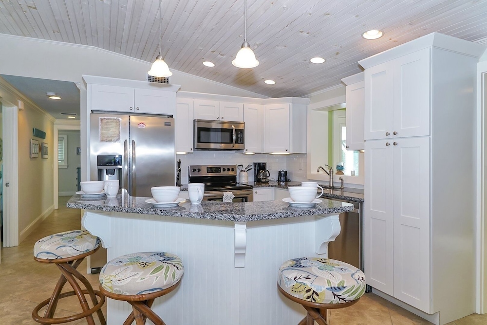 Ebb Tide 3 Bedroom Home by RedAwning