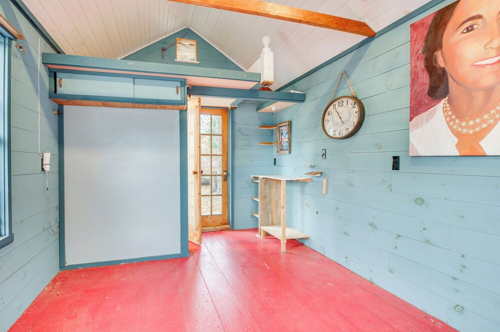 1 Mi to Drakes Island Beach: Cottage w/ Deck!