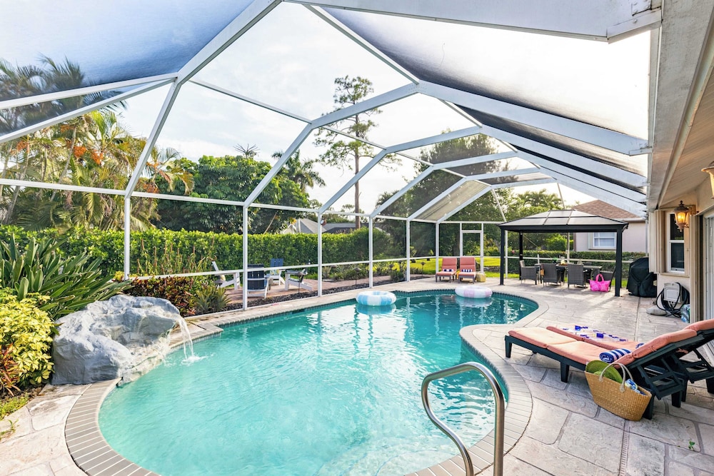 Private Pool, Firepit, Game Room Mins to Beaches + Community Amenities Casa Solara by Avantstay