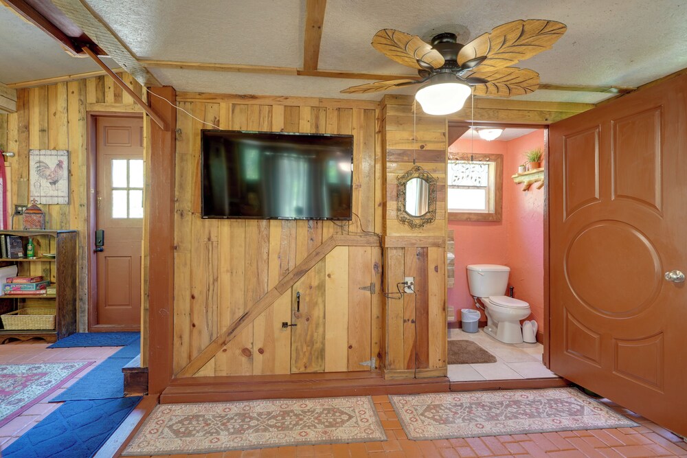 Glamping-style Cabin on 20-acre Farm Near Lutz!