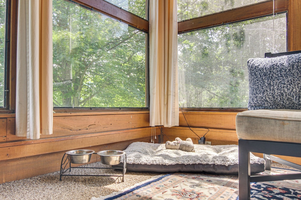 Wraparound Porch w/ Views: Blue Ridge Mtn Gem!