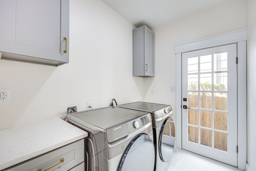 1 Mi to Dtwn: Family Home in San Antonio!