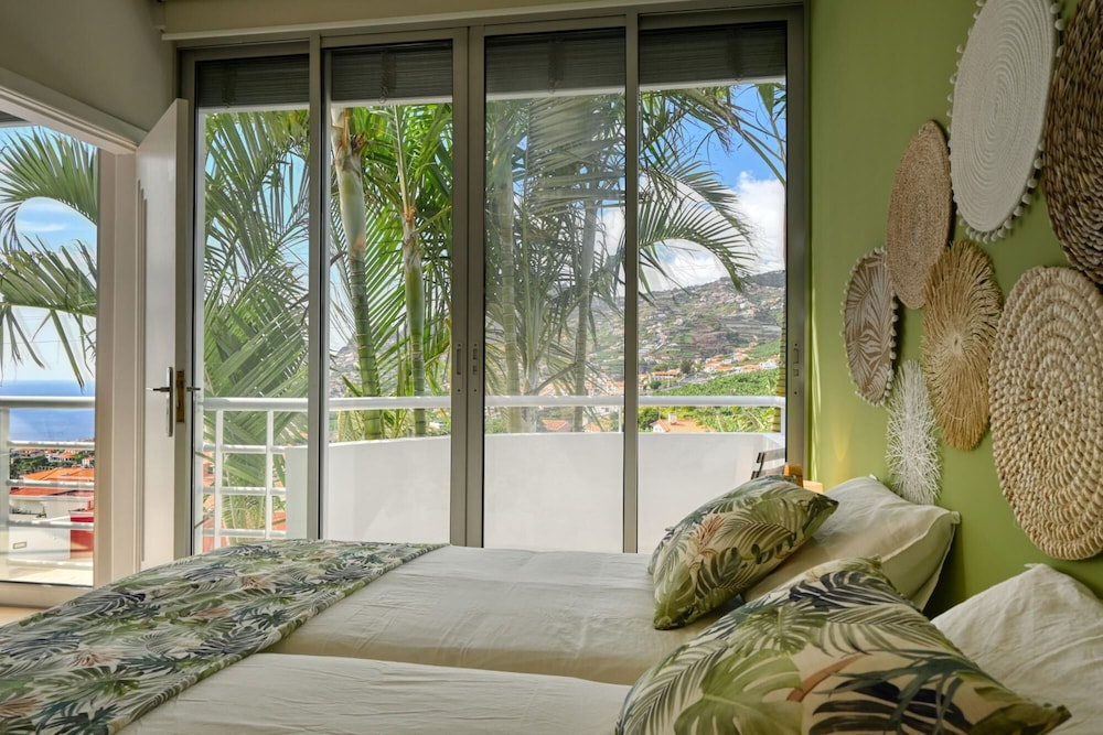 Bright and Elegant Apartment With Pool and sea View view 5