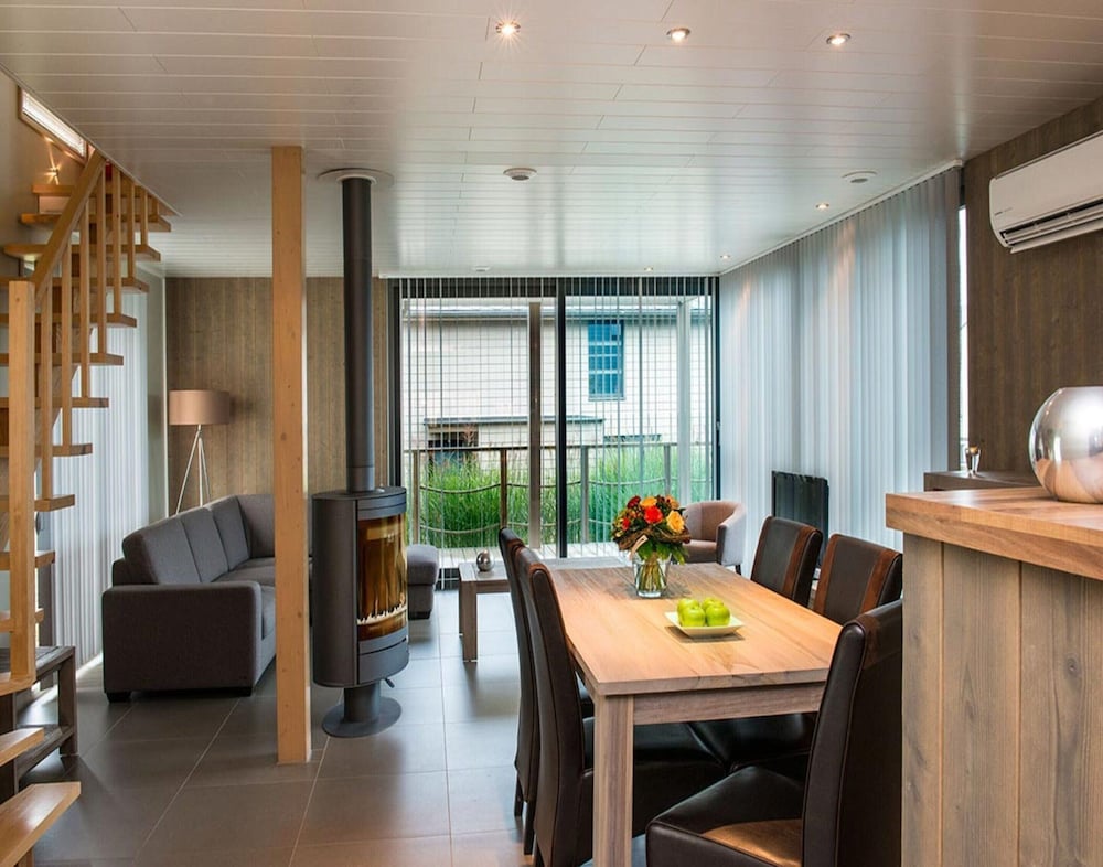 Serene Luxe Lakeside Stay