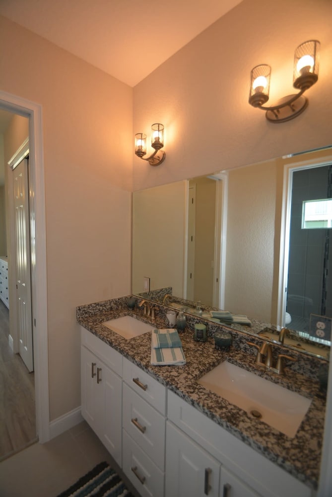 Beach Front 5 bed 4 Bath Luxury House Hot Tub Fenced Yard Pets Welcome