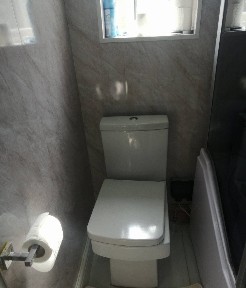 Room-charming Bradford Room to Rent With