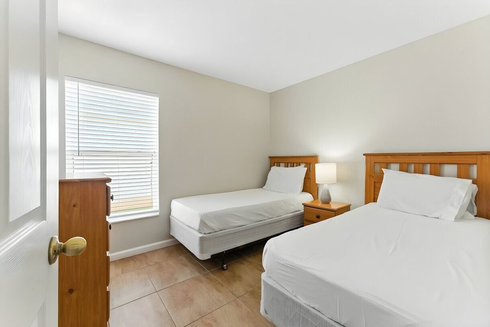 Cozy 4BR Villa w/ Priv Pool Lake Berkley Resort