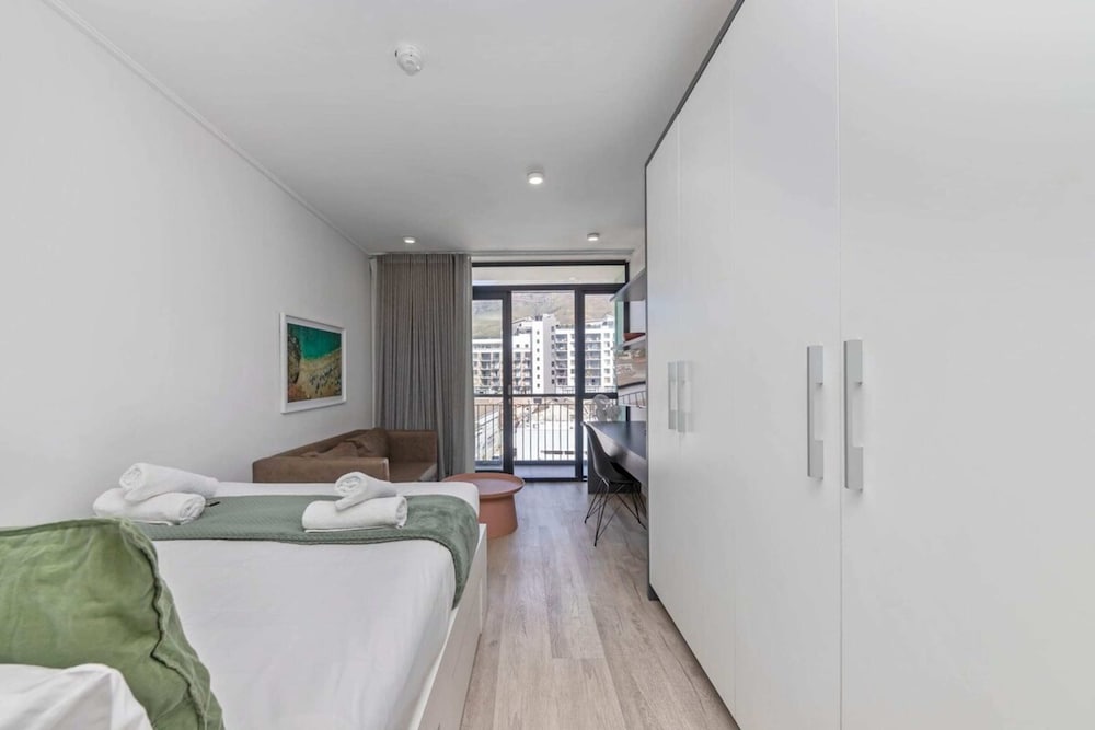Stunning Studio Apartment With Balcony, Woodstock!