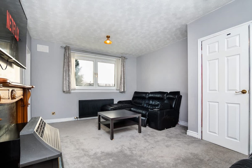 4 Bedroom House - Free Parking