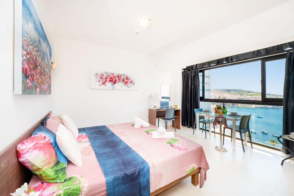 Islet Promenade Studio with Hot Tub and Panoramic Sea Views by GetawaysMalta photo 4