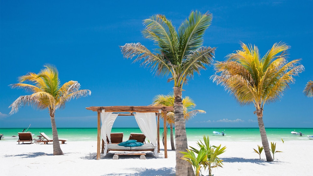 2 Minutes Walk to Beach Huge 3 bdrm Condo with Pool