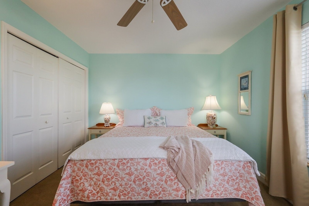 Sunkissed 3 Bedroom Townhouse by RedAwning