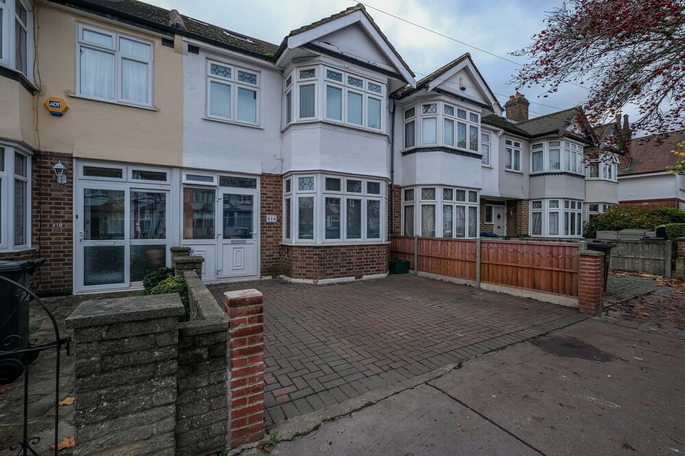 Spacious 5BR 3BA Serviced Hse in Croydon