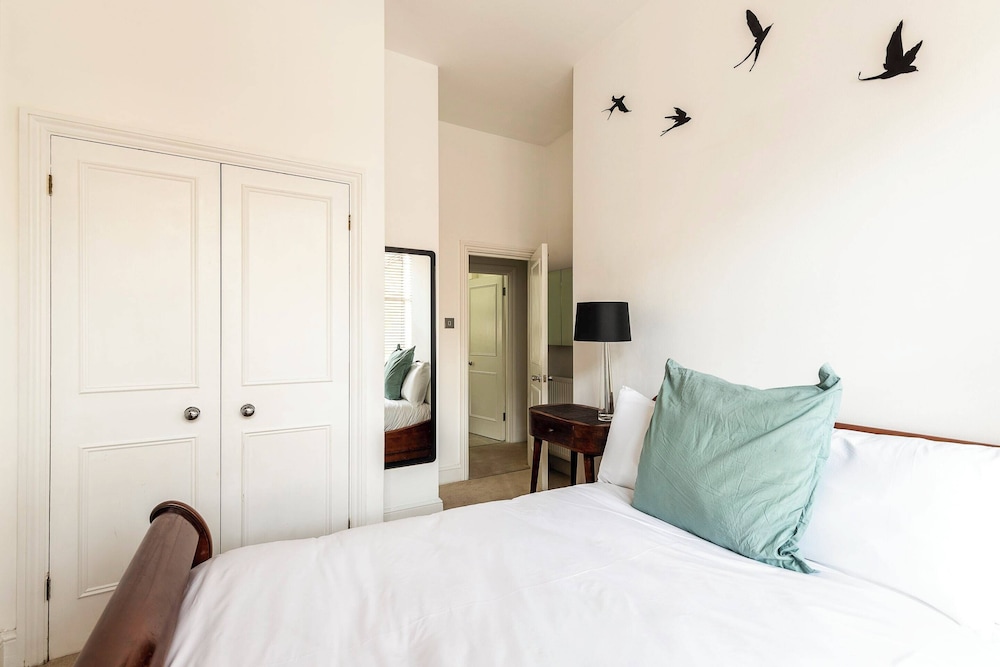 Classic Victorian Flat With Terrace
