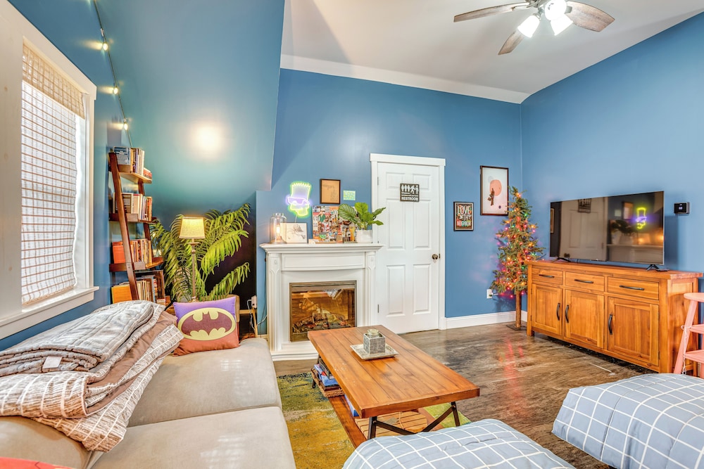 Close to Trails & Town! Artsy Apt in Frankfort