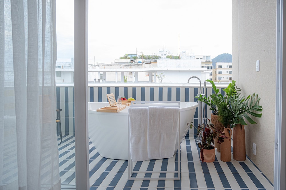 Sea View and Balcony With Bathtub PJ Family