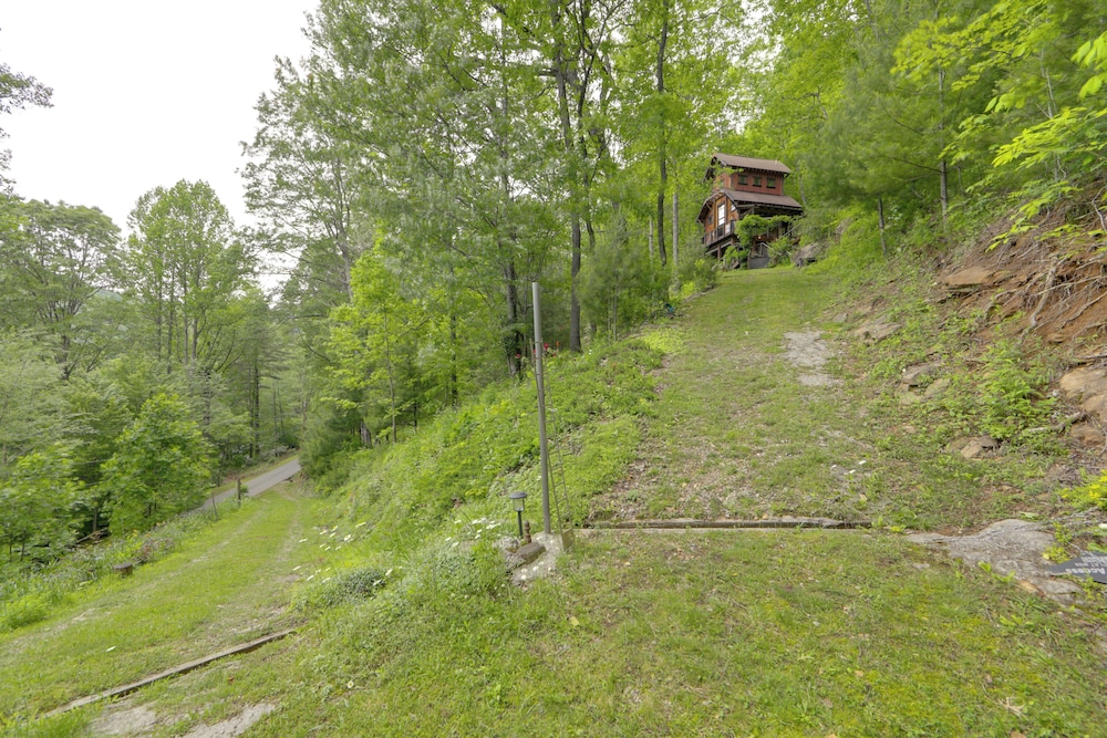 Waterfall Views - 'blue Ghost' Cabin in Cullowhee!