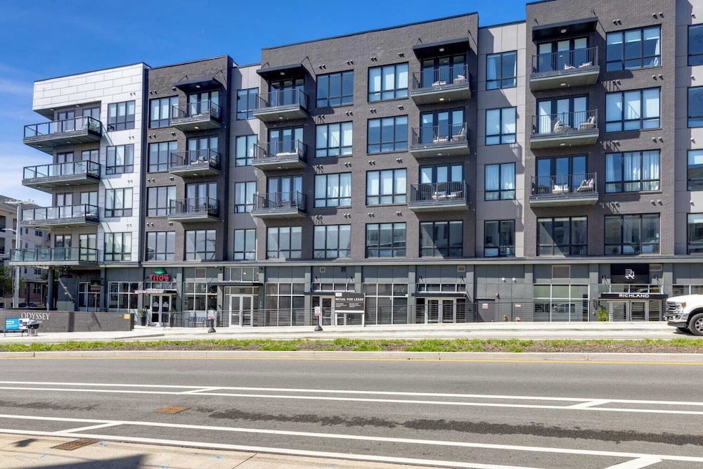 2 Units in Walkable Midtown Location, Gym+pool Honkey-tonk & Muse by Avantstay