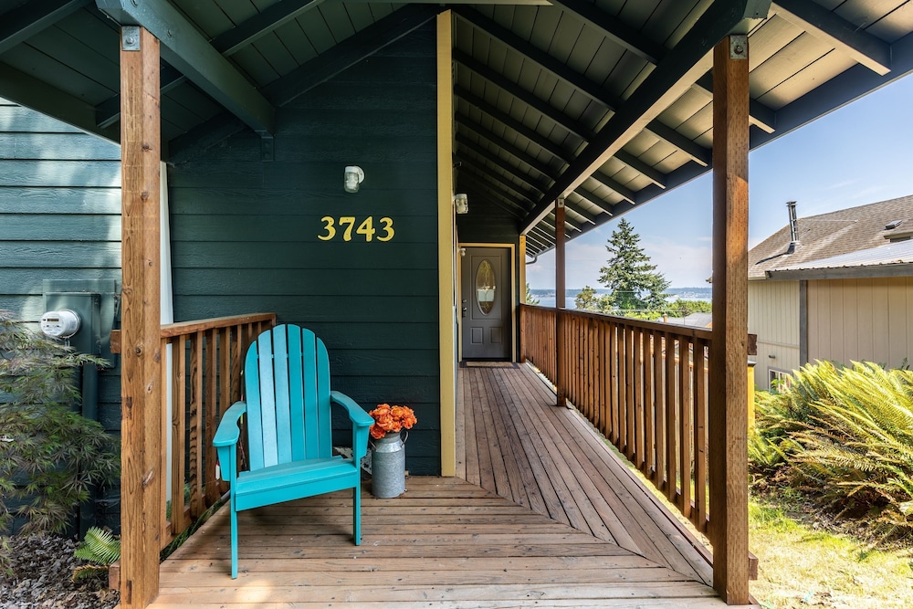 Seaside Getaway by Avantstay Deck w Views