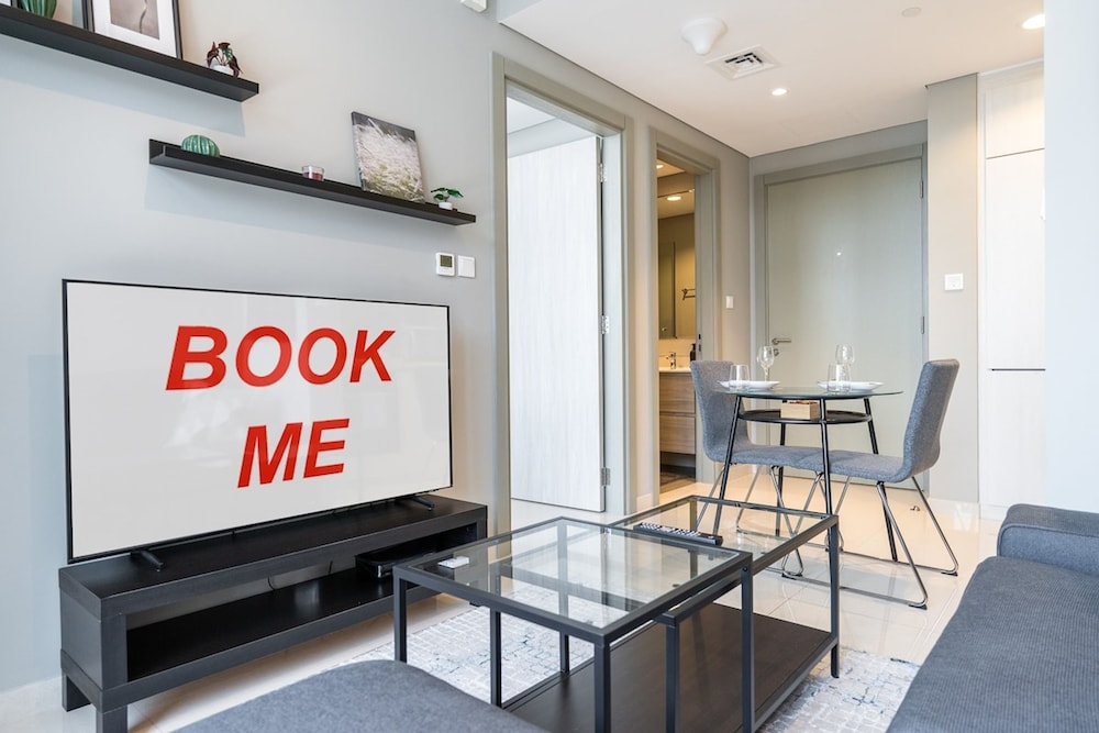 Stylish 1-bedroom Apartment With Stunning Canal Views at Business Bay