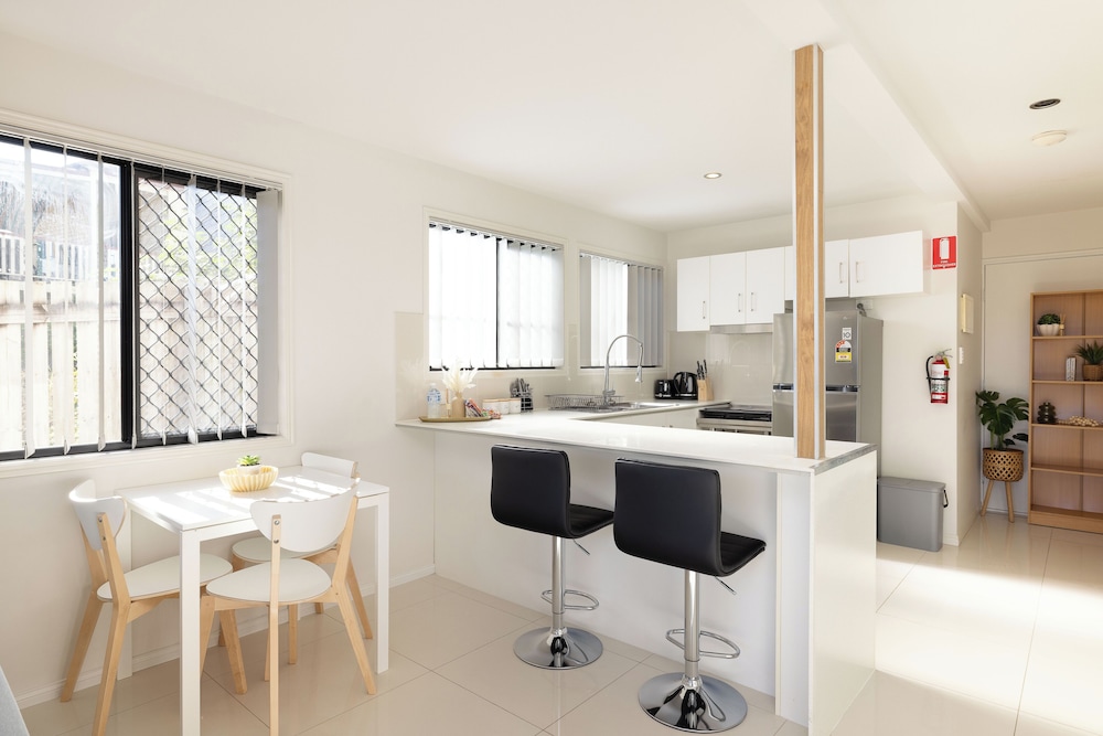 Smart Suites Self Check-in Apartments - 144 Dixon